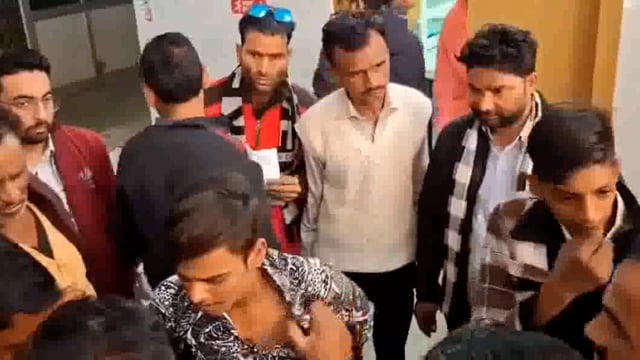 झांसी जिला अस्पताल में चोरों की दादागिरी खत्म तीमारदारों ने सिखाया सबक दो जेब कतरों को रंगे हाथ पकड़ा जमकर धुनाई