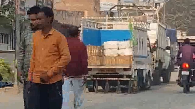 पलिया के मालगोदाम रोड पर सब्जी विक्रेताओं ने किया कब्जा 