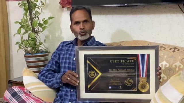 झूठ कीपंतग के लेखक श्री शुक्ल को गोल्डन अवार्ड मिला है इससे उनके समर्थकों में खुशी कीलहर फैला गई