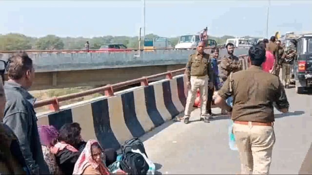 यमुना एक्सप्रेसवे के माइलस्टोन 110 पर दो बस भिडी दो की मौत एक दर्जन से अधिक घायल