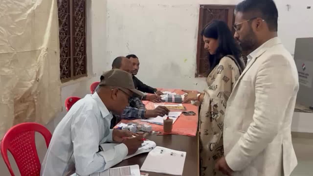 मत डाल कलेक्टर ने अपने मताधिकार का किया प्रयोग और नागरिकों को किया जागरूक 