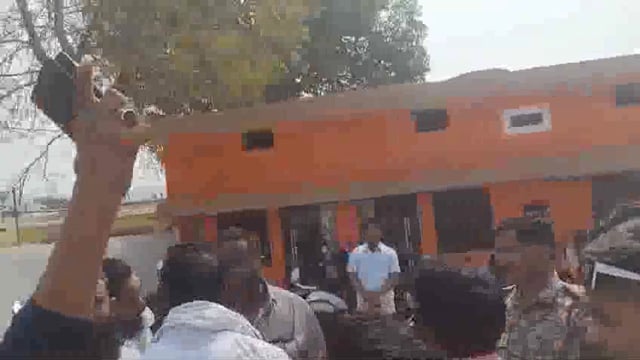 कांकेर संजय नगर वार्ड में मतदान के दौरान गरमाया माहौल पुलिस ने लोगों को कराया शांत 