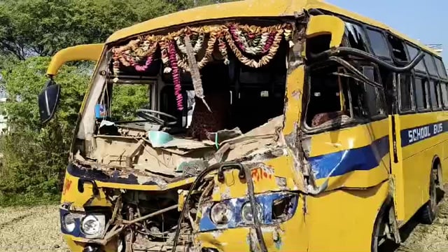 भिंड में भीषण सड़क हादसा स्कूल बस और दुग्ध वाहन में आमने-सामने हुई टक्कर. हादसे में कई बच्चे हुए घायल.बच्चो को इलाज जारी