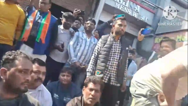 आगरा की लोहा मंडी में भड़का बवाल नगर निगम के ठेकेदार ने दुकानदारों को पिता व्यापारियों ने शुरू किया धरना प्रदर्शन