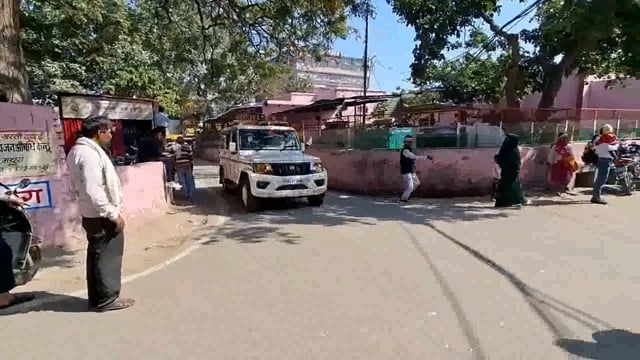 राया: प्रयागराज महाकुंभ से लौट रही स्लीपर बस यमुना एक्सप्रेसवे पर खड़ी बस में घुसी, तीन के मरने की खबर , अधिकारी मौके पर