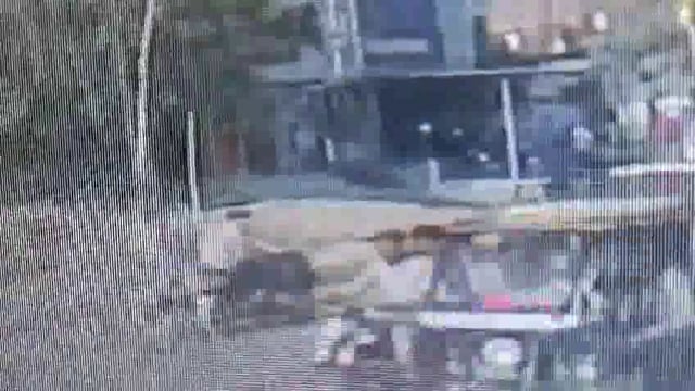 नकापोश बाइक सवार बदमाशों ने होटल पर की ताबड़तोड़ फायरिंग फायरिंग के बाद की पत्थरबाजी इलाके में फैली दहशत.आरोपी हुए फरार.