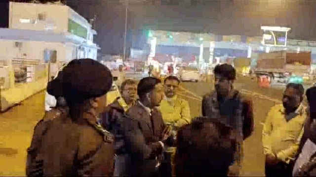 महाकुंभ में माघी पूर्णिमा को लेकर शासन-प्रशासन अलर्ट
माघी पूर्णिमा पर श्रद्धालुओं की भारी भीड़ जुटने के चलते सुरक्षा व्यवस्था आपका जायजा लेते उच्च अधिकारी