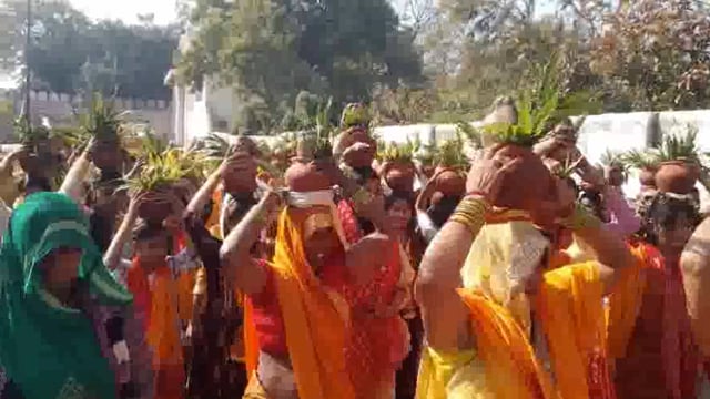 रिफाइनरी के बाद गांव में शुरू हुई भागवत कथा, धूमधाम से गांव की परिक्रमा कर निकाली गई कलश यात्रा।