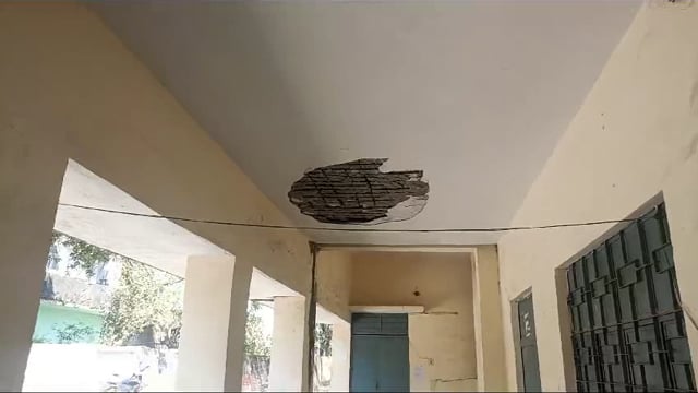 अमेठी तहसील कार्यालय के छत का गिर रहा प्लस्टरकभी भी हो सकती है दुर्घटना फरियादियों की यही लगती है लाइन 