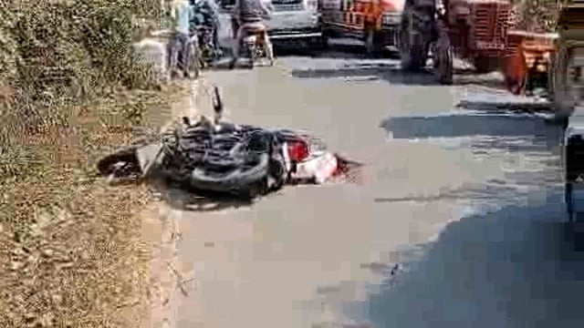 अंबेडकर नगर  ककरडीला अकबरपुर रोड पर हुआ भीषण सड़क हादसा जिसमें एक युवक की दर्दनाक मौके पर ही मौत।