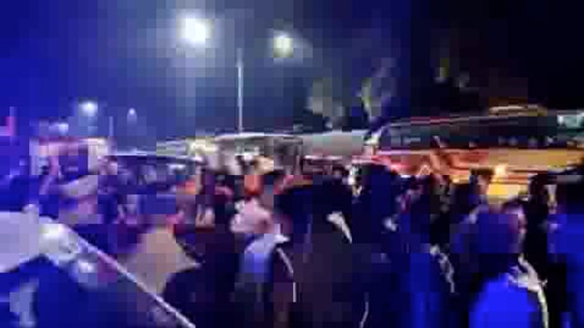 अमेठी के थौरी अयोध्या बार्डर पर भीषण जाम 

➡अयोध्या जाने वाले श्रद्धालुओं से पुलिस की अपील
➡हैदरगढ़ बाराबंकी होकर अयोध्या जाएं- पुलिस
➡बाराबंकी के हैदरगढ़ के लिए किया जा रहा है रवाना 
➡जिले में सभी प्वाइंट पर भीषण जाम,पुलिस तैनात
➡लखनऊ-वाराणसी नेशनल हाइवे पर भी जाम लगा.