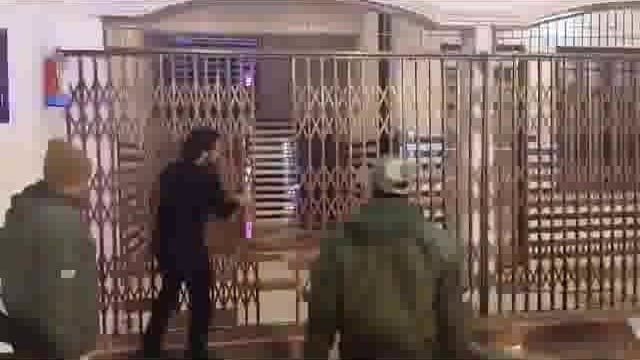 *🫢तेंदुआ का तांडव-लखनऊ में एक शादी समारोह चल रही थी. इसी बीच एक तेंदुआ घुस आया. जिसके बाद अफ़रातफ़री मच गई तेंदुआ पर क़ाबू पाने वन विभाग और पुलिस की टीम पहुंची, जहां तेंदुआ ने अचानक हमला बोल दिया. जैसा कि आप इस वीडियो में देख सकते हैं...!*