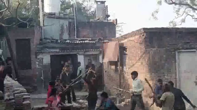 कुत्ते को मारने के विवाद में दो पक्षों में चले लाठी डंडा का वीडियो  सोशल मीडिया पर हुआ वायरल