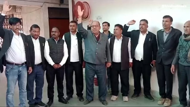 घोसी तहसीलदार के खिलाफ वकीलों का छ्ठे दिन भी उग्र प्रदर्शन 