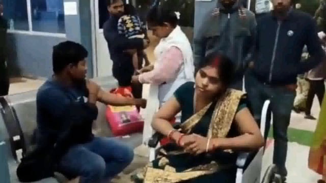 BANKA: सड़क दुर्घटना में माता-पिता सहित 2 साल का मासूम बच्चा जख्मी