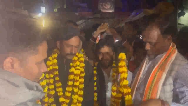 अंबेडकर नगर जिले के बसखारी थाना प्रभारी संत कुमार सिंह ने कुछ घंटे पहले हुए बस ड्राइवर की किडनैपिंग मामले में दोषियों को गिरफ्तार कर लिया। वहीं दूसरी तरफ ड्राइवर को फूल माला पहना कर भोजन आदि कराया। और धूमधाम से सभी तीर्थ यात्रियों की विदाई की गई।