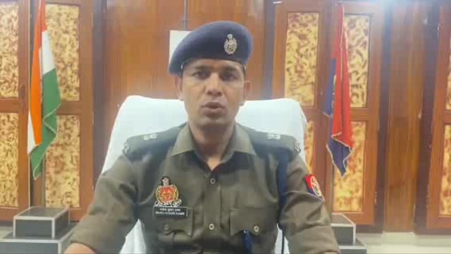 थाना को० नगर पुलिस द्वारा 02 हत्याभियुक्तों को किया गया गिरफ्तार-
गोण्डा। पुलिस अधीक्षक गोण्डा श्री विनीत जायसवाल द्वारा अपराध एवं अपराधियों के विरूद्ध चलाये जा रहे अभियान के क्रम में अपर  अधीक्षक पूर्वी श्री मनोज कुमार रावत के पर्यवेक्षण व क्षेत्राधिकारी नगर श्री आनंद कुमार राय के नेतृत्व में थाना को० नगर पुलिस द्वारा थाना स्थानीय पर पंजीकृत मु०अ०सं०-105/25, धारा 103(1),109 बीएनएस से सम्बन्धित 02 हत्याभियुक्तों-01. मो० आमीन उर्फ मुन्ना पुत्र कल्लू खान उर्फ कलूट, 02. सुल्तान पुत्र मो० आमीन उर्फ मुन्ना निवासीगण तिवारी पुरवा बहराइच रोड थाना को० नगर जनपद गोण्डा को रेलवे स्टेशन गोण्डा से सतई पुरवा जाने वाले रास्ते से गिरफ्तार कर लिया गया। 

*घटना का संक्षिप्त विवरण-*
दिनांक 10.02.2025 को समय करीब सुबह 10ः00 बजे थाना को० नगर क्षेत्रांतर्गत तिवारीपुरवा में दो दुकानदारों में चिकेन की गंदगी फेकने को लेकर विवाद हुआ था। जिसमें मो० आमीन पुत्र कल्लू (चिकन शॉप) व सुल्तान पुत्र मोहम्मद आमीन ने मो० यासीन उर्फ यार मोहम्मद पुत्र मंसूर तथा इनके बेटे दानिश को चाकू से वार कर घायल कर दिया था। घायलों को तत्काल जिला अस्पताल गोण्डा ले जाया गया जहाँ पर चिकित्सकों द्वारा मो० यासीन को मृत घोषित कर दिया गया। सूचना पर उच्चाधिकारीगणों द्वारा स्थानीय पुलिस बल के साथ मौके पर पहुॅचकर घटनास्थल का निरीक्षण किया गया तथा डाॅग स्क्वायड व फाॅरेसिंक टीम को घटना स्थल पर बुलाकर साक्ष्य संकलन की कार्यवाही की गयी तथा घटना स्थल से आलाकत्ल चाकू बरामद किया गया। मृतक के पुत्र दानिश की लिखित तहरीर पर थाना को० नगर में सुसंगत धाराओं में अभियोग पंजीकृत हुआ। पुलिस अधीक्षक गोण्डा श्री विनीत जायसवाल द्वारा घटना में संलिप्त अभियुक्तों की जल्द से जल्द गिरफ्तारी हेतु पुलिस टीमों का गठन कर प्र०नि० को० नगर को आवश्यक दिशा-निर्देश दिए गए। जिसके क्रम में आज दिनांक 13.02.2025 को थाना को० नगर पुलिस टीम द्वारा घटना कारित करने के 02 आरोपी अभियुक्तों- 01. मो० आमीन उर्फ मुन्ना, 02. सुल्तान पुत्र मो० आमीन उर्फ मुन्ना को रेलवे स्टेशन गोण्डा से सतई पुरवा जाने वाले रास्ते से गिरफ्तार कर लिया गया। गिरफ्तार अभियुक्तगणों के विरूद्ध थाना को० नगर पुलिस द्वारा अग्रिम वैधानिक कार्यवाही कर माननीय न्यायालय रवाना किया गया।