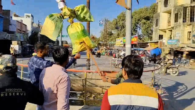 उपनेता प्रतिपक्ष हेमंत कटारे पर EOW में मामला दर्ज होने के विरोध में कोंग्रेसियो ने फूंका cm का पुतला.