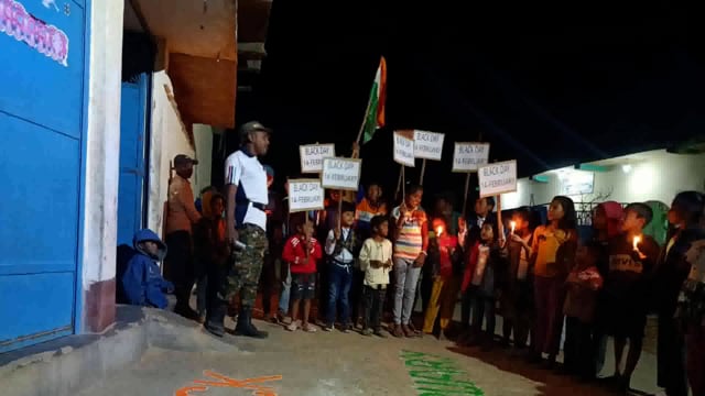 पुलवामा के शहीदों की याद में एनसीसी बॉय के नेतृत्व में निकला गया कैंडल मार्च