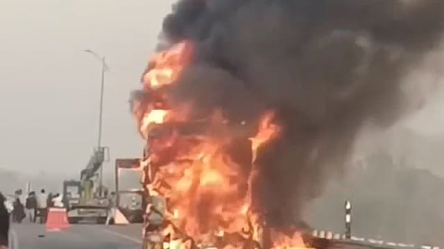 #अमेठी पूर्वांचल एक्सप्रेस वे पर तेज रफ्तार यात्रियों से भरी बस खड़े ट्रक से टकराई बस में लगी भीषण आग 