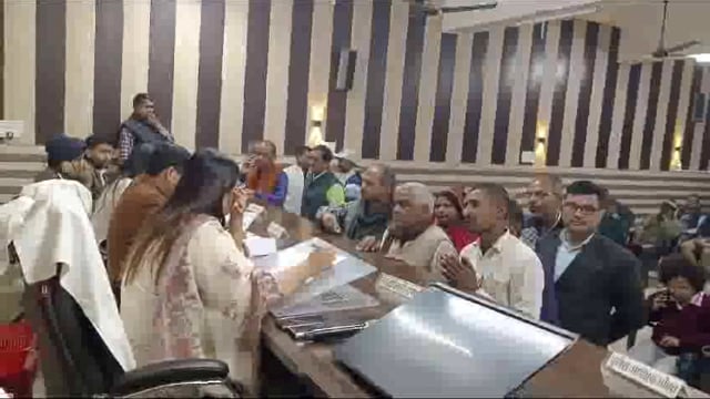 सम्पूर्ण समाधान दिवस के अवसर पर तहसील करनैलगंज में जनसमस्याओं की सुनवाई करती हुई जिलाधिकारी महोदया।