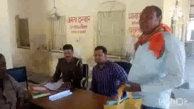 सूर्यगढ़ा -आदर्श थाना सूर्यगढ़ा में जमीनी विवाद से संबंधित जनता दरबार का हुआ आयोजन एक मामले की हुई सुनवाई।