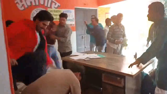 पंचायत घर में एक पक्ष ने दूसरे पक्ष पर किया प्राण घातक हमला दो लोग गंभीर घायल कई और हुए चोटिल सूचना पर पहुंची पुलिस