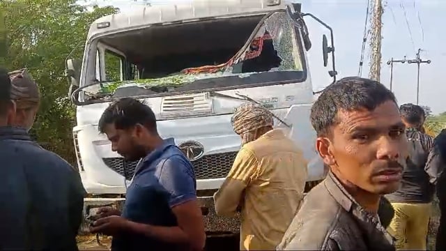 झांसी के एरच थाना क्षेत्र अंतर्गत गोराघाट से अवैध खनन करके आ रहे डंपर ने महिला को कुचला हुई मौत