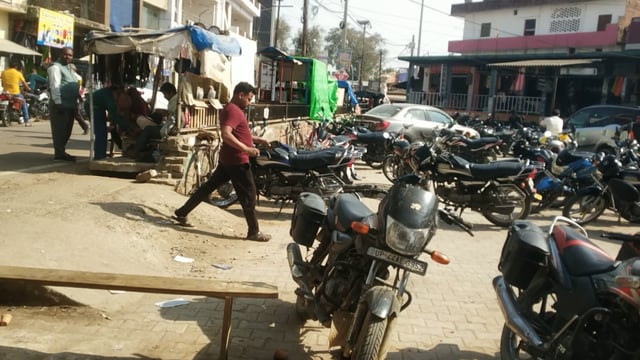 अमेठी कस्वे में बेतरतीब खड़े वाहनों से लगता है जाम लोगों को आने जाने में होती परेशानी 