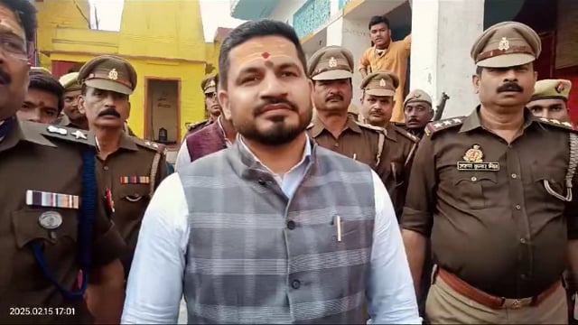 *जिलाधिकारी ने किया फाल्गुनी महादेवा मेले की तैयारियों का निरीक्षण, दिए आवश्यक निर्देश*


*लोधेश्वर महादेवा मेला की तैयारियां पूरी, 16 फरवरी से मेला की शुरुआत*


बाराबंकी। शनिवार को पौराणिक तीर्थ स्थल लोधेश्वर महादेवा फाल्गुनी मेले की तैयारियों का जिलाधिकारी श्री शशांक त्रिपाठी ने पुलिस अधीक्षक श्री दिनेश कुमार सिंह, एडिशनल एसपी अखिलेश नारायण सिंह, क्षेत्राधिकार रामनगर