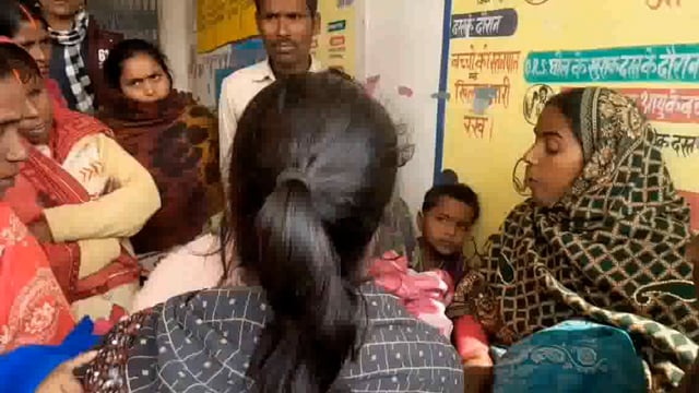 नवजात शिशु को सड़क किनारे छोड़ बाइक सवार माता-पिता फरार हो गए, एक स्थानीय दम्पति की तत्परता ने मासूम की जान बचाई।