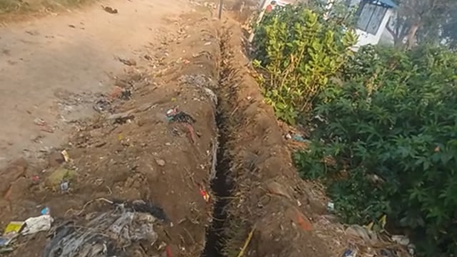 ग्राम धनसर तहसील फतेहपुर जिला बाराबंकी में पाइपलाइन पानी की कार्य में बहुत ज्यादा फुर्ती दिखाई जा रही है 