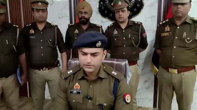 बन्द दुकानों की ताले शटर काट कर चोरी करने वाले तीन अभियुक्तों को थाना सिकंदरा पुलिस टीम द्वारा गिरफ्तार एसीपी वाइट