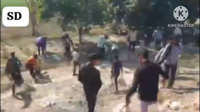 इंसानियत हुई शर्मसार वीडियो वायरल कन्नौज जनपद का बताया जा रहा है जो की मुर्गा लूटते हुए लोग दिखाई दिए