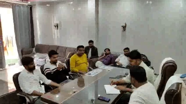 ब्यापार मंडल की मासिक बैठक में जिला अध्यक्ष महेश सोनी ने कहा ब्यापारियो की मांग पर पटरी दुकानदारों को सुविधा दिलाई जाएगी