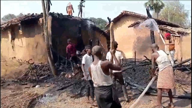 अचानक घर में लगी आग से हीरो स्प्लेंडर बाइक सहित हजारों की संपत्ति जलकर हुई राख, काफी मशक्कत के बाद आग पर पाया गया काबू