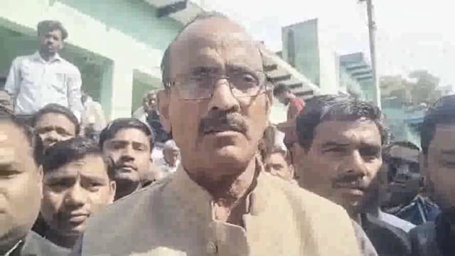 माट के गांव सिर्रेला में मृतक दूधिया वासुदेव बघेल के परिजनों से मिले बसपा पदाधिकारी जाना हाल-चाल