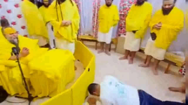 प्रेमानंद महाराज से NRI सोसायटी के अध्यक्ष ने सोसायटी के लोगों की ग़लती पर मांगी माफी, पुनः पदयात्रा शुरू करने को कहा...