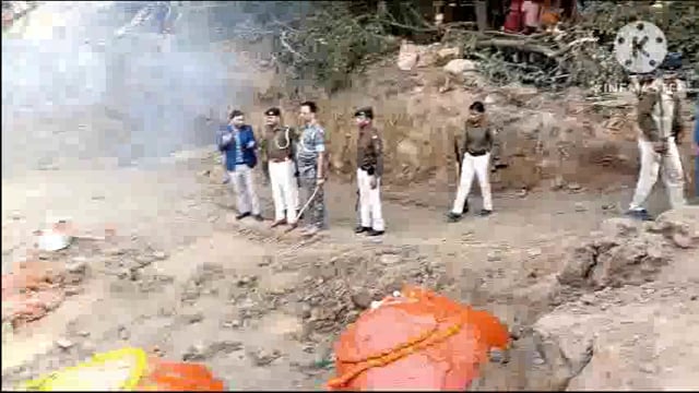  पवई में पंचायत सरकार भवन निर्माण हेतु जमीन की खुदाई के क्रम में शीला निकलने पर लोगों ने शुरू किया पूजा अर्चना।