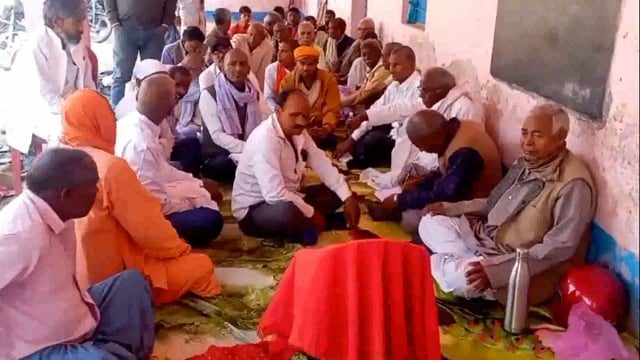 संतमत सत्संग के जिला अधिवेशन को लेकर मध्य विद्यालय के प्रांगण में हुई बैठक, कार्यक्रम के सफलता को लेकर हुई चर्चा