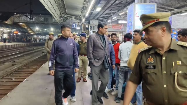 दिल्ली रेलवे स्टेशन पर हुए हादसे के बाद मथुरा में सख्त दिखा प्रसाशन रेलवे स्टेशन का निरीक्षण कर यात्रियों से की वार्ता
