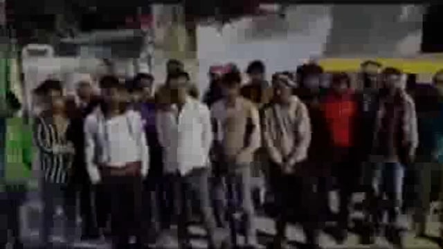 यूपी के झांसी से एक हैरान कर देने वाला मामला सामने आया है. दरअसल झांसी में एक ड्राइवर ऑटो में 19 सवारियों को बैठाए दिखा. पुलिस ने जब ऑटो रिक्शा को रोका और सवारियों को नीचे उतारा तो वो भी हैरान रह गई. पुलिस ने थाने ले जाकर सवारियों की गिनती की. वीडियो सोशल मीडिया पर वायरल हो रहा है.