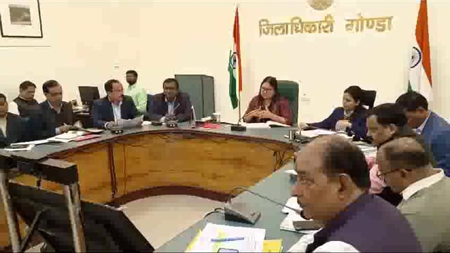 *गोण्डा में पहली बार ‘वेस्ट टू वंडर’ थीम पर होगा भव्य फ्लावर शो,  राजा देवीबख्श सिंह जलाशय पर सजेगी पुष्प प्रदर्शनी*

*23 फरवरी को खिलेगी फूलों की रंगीन दुनिया, फूलों से महकेगा गोण्डा*

 गोण्डा: जिले में स्वच्छता और हरियाली को बढ़ावा देने के उद्देश्य से पहली बार फ्लावर शो का आयोजन किया जा रहा है। यह अनूठा कार्यक्रम 23 फरवरी 2025 (रविवार) को राजा देवीबख्श सिंह रेलवे कॉलोनी जलाशय पर आयोजित होगा। जिलाधिकारी नेहा शर्मा के नेतृत्व में आयोजित इस कार्यक्रम का मुख्य उद्देश्य नगरवासियों को प्रकृति से जोड़ना और उन्हें अपने घरों व किचन गार्डन में विभिन्न प्रजातियों के फूल-पौधे लगाने के लिए प्रेरित करना है।

इस फ्लावर शो की थीम ‘वेस्ट टू वंडर’ (Waste to Wonder) रखी गई है, जिसका उद्देश्य कचरे से सुंदरता (री-साइकलिंग) को बढ़ावा देना है। इस थीम के तहत प्रतिभागियों को फ्लावर डेकोरेशन और गार्डनिंग में अनुपयोगी वस्तुओं का रचनात्मक उपयोग करने के लिए प्रोत्साहित किया जाएगा।


*नगरवासियों को मिलेगा नया अनुभव*

यह पहली बार है जब गोण्डा में इतना भव्य फ्लावर शो आयोजित किया जा रहा है। जिलाधिकारी ने इसे सफल बनाने के लिए सभी संबंधित विभागों को समय पर संपूर्ण तैयारियां पूरी करने के निर्देश दिए हैं। कार्यक्रम में सरकारी विभागों, सार्वजनिक उपक्रमों, शिक्षण संस्थानों, निजी संगठनों और नागरिकों की भागीदारी रहेगी, जो अपनी-अपनी पुष्प प्रदर्शनी प्रस्तुत करेंगे।


*स्वच्छता व व्यवस्था पर विशेष ध्यान*

फ्लावर शो को आकर्षक और सुव्यवस्थित बनाने के लिए नगर पालिका परिषद द्वारा सफाई अभियान चलाया जाएगा। कार्यक्रम से दो दिन पहले जलाशय और उसके प्रवेश मार्ग की सफाई कराई जाएगी, और एक दिन पहले चूने का छिड़काव किया जाएगा। जल निगम (ग्रामीण) को पेयजल की समुचित व्यवस्था सुनिश्चित करने के निर्देश दिए गए हैं, वहीं पर्यटन सूचना अधिकारी कार्यक्रम को भव्य बनाने की जिम्मेदारी निभाएंगे।

*फ्लावर शो के मुख्य आकर्षण*

‘वेस्ट टू वंडर’ थीम पर आधारित फ्लावर डेकोरेशन

फ्लावर रंगोली प्रतियोगिता

फूल माला प्रतियोगिता

विभिन्न विभागों व संस्थानों की पुष्प प्रदर्शनी


*प्रतिभागियों को मिलेगा पुरस्कार*

फ्लावर शो में तीन श्रेणियों में उत्कृष्ट प्रदर्शन करने वाले प्रतिभागियों को सम्मानित किया जाएगा—

1. शासकीय विभाग
2. सार्वजनिक उपक्रम एवं शिक्षण संस्थान
3. निजी भागीदारी


इन श्रेणियों में प्रथम, द्वितीय एवं तृतीय स्थान प्राप्त करने वाले प्रतिभागियों को स्मृति चिन्ह एवं प्रमाणपत्र प्रदान किए जाएंगे। निर्णायक मंडल में नगर मजिस्ट्रेट गोण्डा, प्रो. एस.के. श्रीवास्तव (एल.बी.एस. कॉलेज) और रेखा शर्मा (असिस्टेंट प्रोफेसर, वनस्पति विज्ञान) शामिल रहेंगे।


*यातायात एवं सुरक्षा व्यवस्था रहेगी मजबूत*

कार्यक्रम स्थल पर यातायात सुचारू बनाए रखने के लिए क्षेत्राधिकारी (नगर/यातायात) द्वारा विशेष ट्रैफिक प्लान लागू किया जाएगा, जिससे किसी भी प्रकार की अव्यवस्था न हो।

*नगरवासियों के लिए ऐतिहासिक अवसर*

गोण्डा में पहली बार आयोजित हो रहे इस फ्लावर शो को भव्य और यादगार बनाने के लिए जिला प्रशासन और नगर पालिका परिषद ने पूरी तैयारी कर ली है। यह आयोजन न केवल जिले को हरे-भरे और स्वच्छ वातावरण की ओर प्रेरित करेगा, बल्कि नागरिकों में फूलों और पौधों के प्रति जागरूकता भी बढ़ाएगा।

जिलाधिकारी नेहा शर्मा ने सभी संबंधित विभागों और नागरिकों से अपील की है कि वे इस ऐतिहासिक आयोजन का हिस्सा बनें और इसे सफल बनाने में योगदान दें।