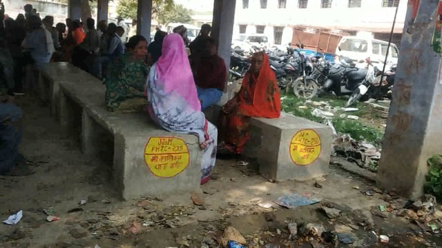 मां कालिका धाम में गन्दगी का ढेर लगा हुआ है सफाई ब्यवस्था फेल हो गई है दर्शनार्थी पास में बैठकर करते हैं नाश्ता भोजन 