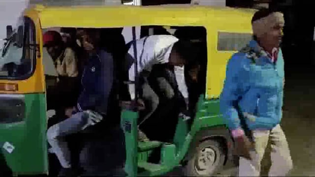 झांसी में ऑटो चालक का गजब सीटिंग प्लान 4 सीटर ऑटो में 19 सवारियां बैठा कर भर रहा था फर्राटा