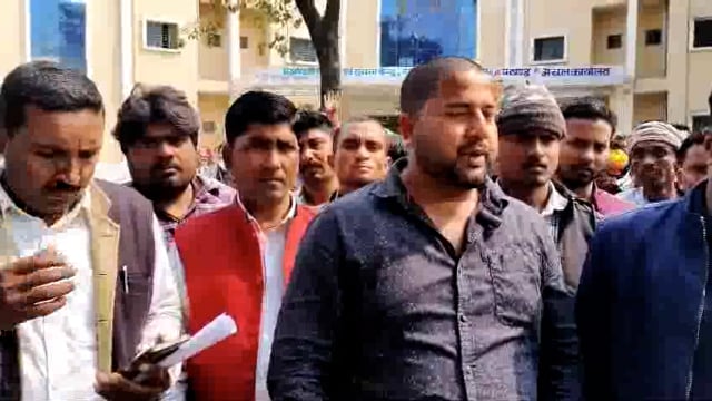 पंचायत के सैकड़ों लोगो ने पंचायत सरकार भवन को हरदी नदवा गांव तथा पंचायतों के बीच में निमार्ण कार्य करने की मांग को लेकर विरोध प्रदर्शन