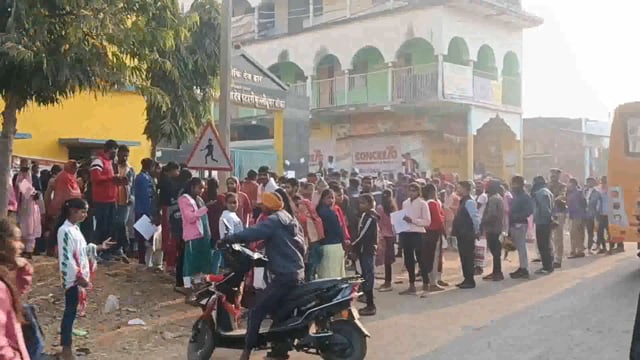 कड़ी सुरक्षा के बीच पहले दिन की मैट्रिक परीक्षा शांतिपूर्वक संपन्न,+2 उच्च वि0 फुल्लीडुमर में 14 छात्राएं रहीं अनुपस्थित