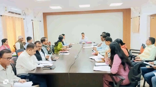 BANKA: सभी विभागों के पदाधिकारियों के साथ डीएम ने की समीक्षा बैठक
