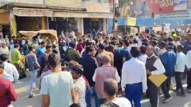 सड़क हादसे में युवक की मौत के बाद परिजनों ने अस्पताल के सामने लगाया जाम. कार्रवाई न करने को लेकर पुलिस पर लगाया आरोप.