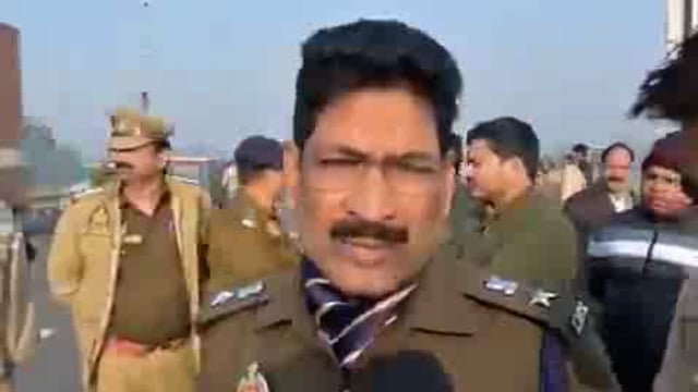 #Barabanki 
पूर्वाचल एक्सप्रेसवे पर दुखद सडक हादसा,5 की मौत, 6 घायल  लोनी कटरा थाना क्षेत्र में ड्राईवर को नींद में झपकी आने के कारण सड़क किनारे ख़राब खड़ी टूरिस्ट बस जोकि छत्तीसगढ़ से वृंदावन होते हुए भक्तों को #Ayodhya ले जा रही थी में पीछे से जा घुसी तेज रफ़्तार अनियंत्रित टेम्पो ट्रेवलर टूरिस्ट गाड़ी टेम्पो ट्रैवलर भी महाराष्ट से अयोध्या जा रही थी, मौके पर पुलिस अधीक्षक दिनेश कुमार सिंह ने घायलों को अस्पताल पहुंचाया